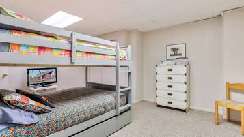 4 bedrooms, iron/ironing board, free WiFi, bed sheets