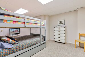 4 bedrooms, iron/ironing board, free WiFi, bed sheets