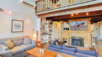 Smart TV, chimenea, reproductor de DVD y futbolito