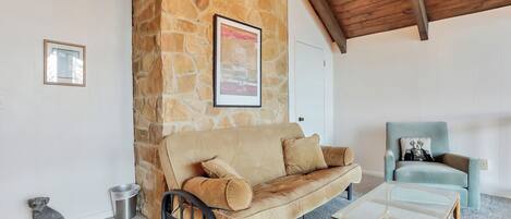 Smart TV, chimenea, reproductor de DVD y futbolito