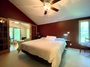 3 makuuhuonetta, työpöytä, silitysrauta/-lauta, vauvan matkasänky