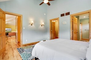 3 makuuhuonetta, työpöytä, Wi-Fi, vuodevaatteet