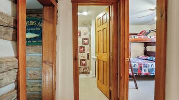 3 bedrooms, desk, free WiFi, bed sheets