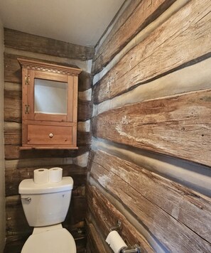 Suihku, hiustenkuivaaja, pyyhkeet