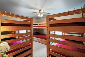 3 bedrooms, desk, free WiFi, bed sheets