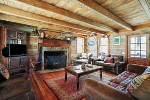 Smart TV, fireplace, DVD player, books