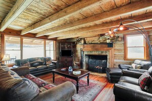 Smart TV, fireplace, DVD player, books - Little Cacapon River-River Access | Fire Pit | Private Pond | Family Friendly (Augusta)