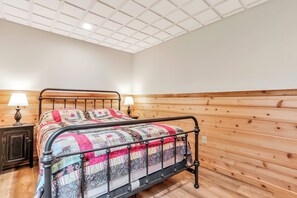 4 bedrooms, desk, free WiFi, bed sheets