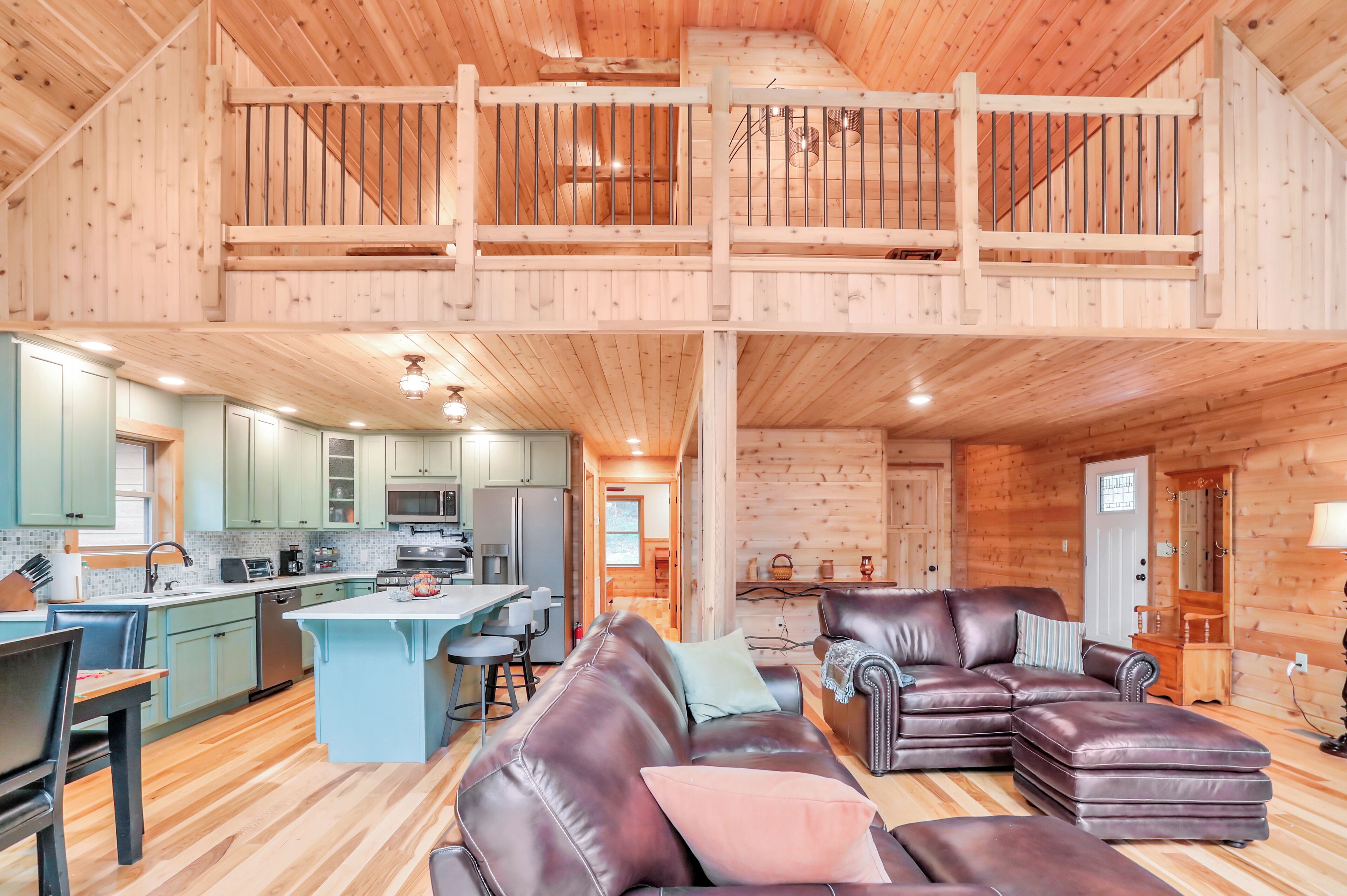 تلفزيون ذكي، مدفأة، مشغل دي في دي، كُتُب