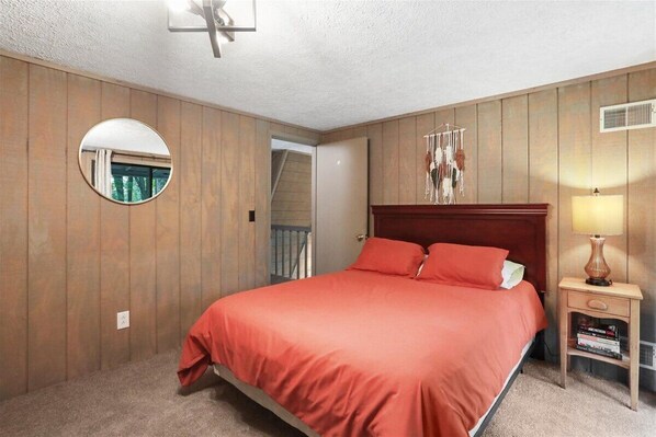 4 bedrooms, desk, iron/ironing board, free WiFi