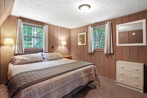 4 makuuhuonetta, työpöytä, silitysrauta/-lauta, vauvan matkasänky