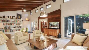 Smart-tv, videospelletjes, een dvd-speler en boeken