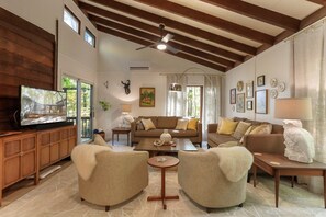 Téléviseur connecté, jeux vidéo, lecteur de DVD, livres