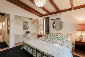 3 makuuhuonetta, työpöytä, silitysrauta/-lauta, vauvan matkasänky