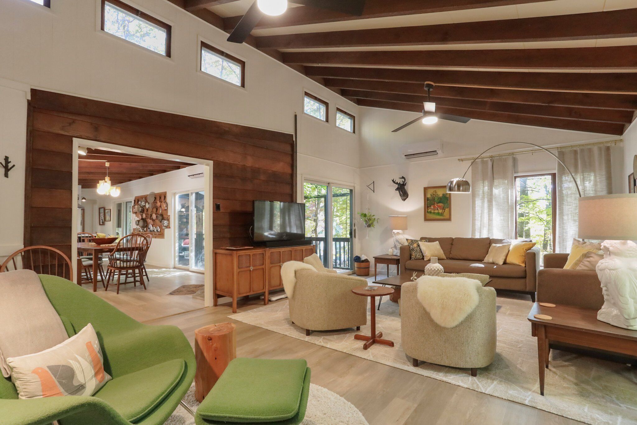 Smart-tv, videospelletjes, een dvd-speler en boeken