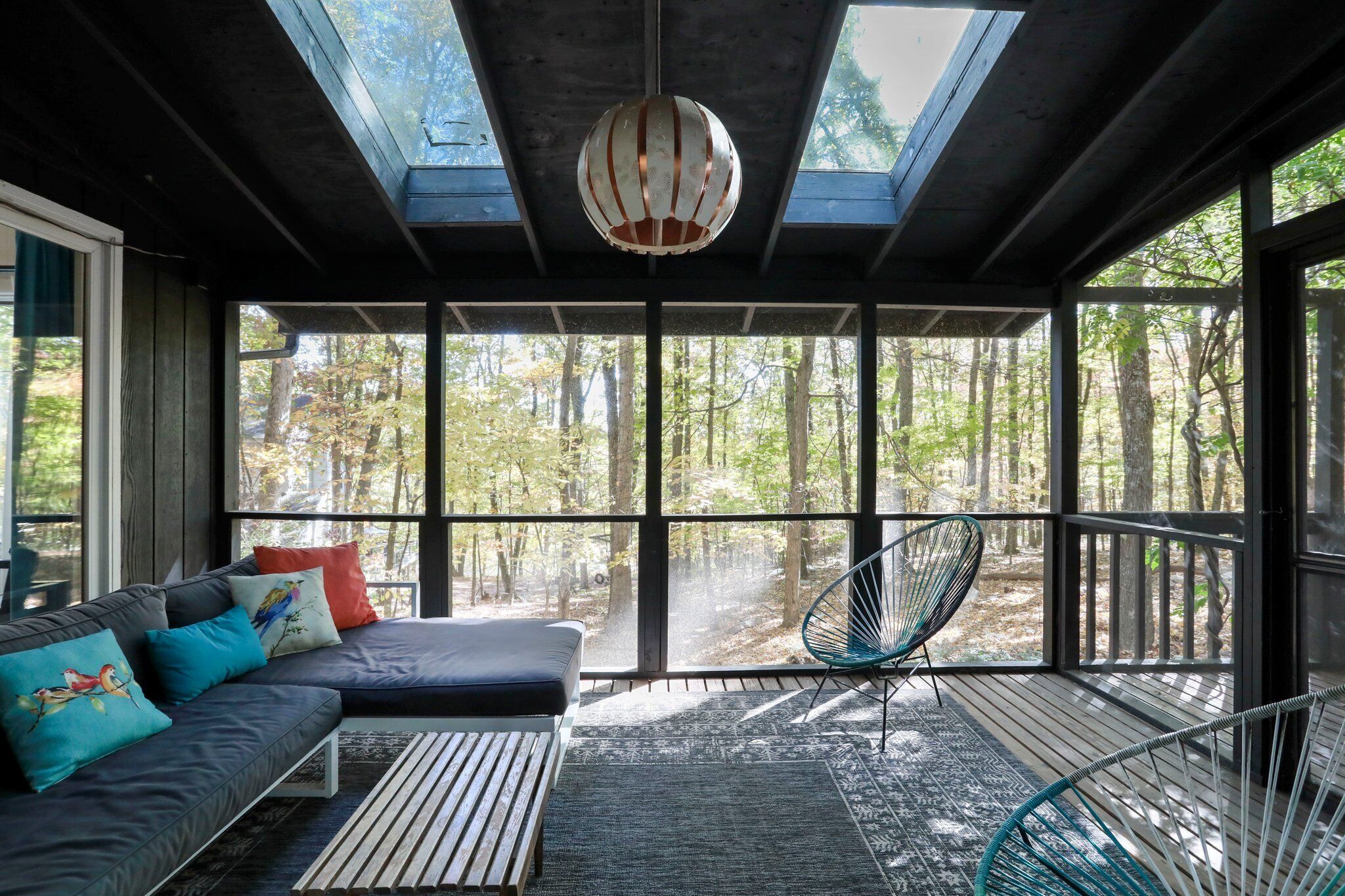 Smart-tv, videospelletjes, een dvd-speler en boeken