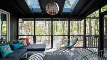 Smart-tv, videospelletjes, een dvd-speler en boeken