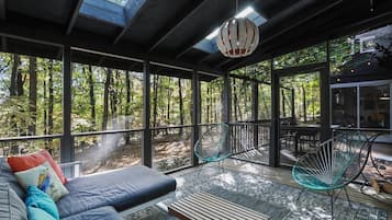 Una Smart TV, videojuegos, un reproductor de DVD, libros