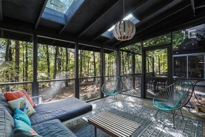 Téléviseur connecté, jeux vidéo, lecteur de DVD, livres