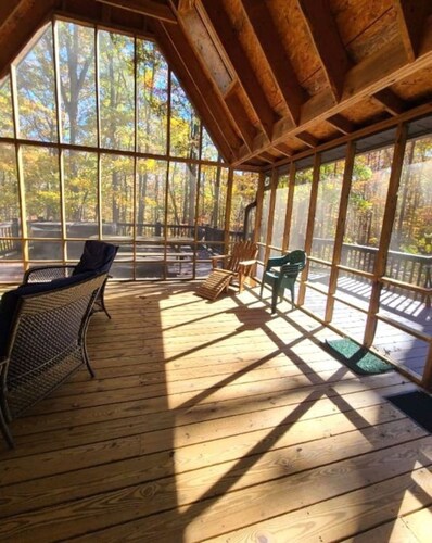 Mountain Mist Pet-Friendly Coolfont Cabin with Private Hot Tub