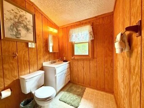 Douche, sèche-cheveux, serviettes fournies