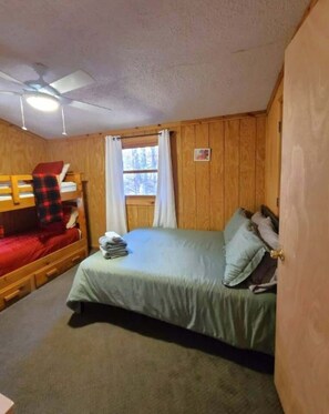 3 makuuhuonetta, työpöytä, vauvan matkasänky, Wi-Fi