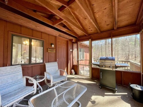 "Evergreen" Private, creek-side escape