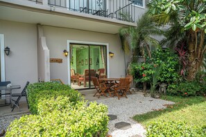 Outdoor dining - Fabulous 2-bedroom apartment with AC in Tamarindo (Tamarindo)