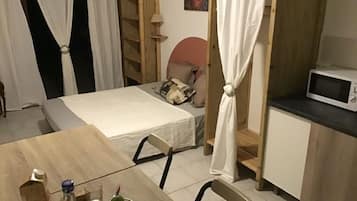 Iron/ironing board, WiFi, bed sheets