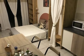 Strykjärn/strykbräda, wi-fi och sängkläder