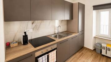 Frigorifero, microonde, forno, piano cottura