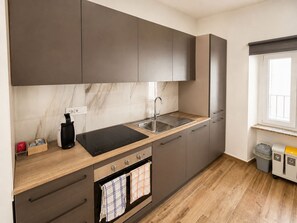 Frigorifero, microonde, forno, piano cottura