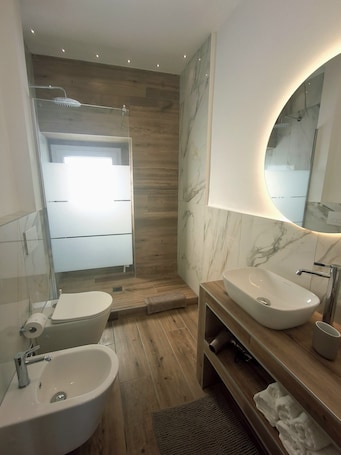 Sèche-cheveux, serviettes fournies, savon, papier toilette. Casa Tina, à deux pas de l'histoire