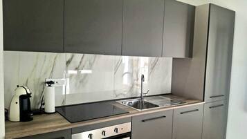 KĂŒhlschrank, Mikrowelle, Ofen, Herdplatte