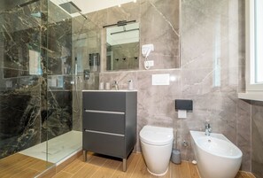 Douche, sèche-cheveux, bidet, serviettes fournies