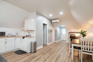 Microwave, paper towels - The Loft (Chattanooga)