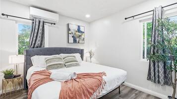 2 bedrooms, iron/ironing board, internet