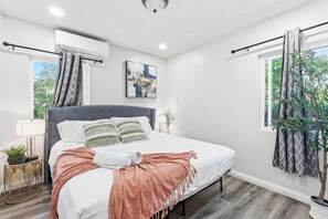 2 bedrooms, iron/ironing board, internet