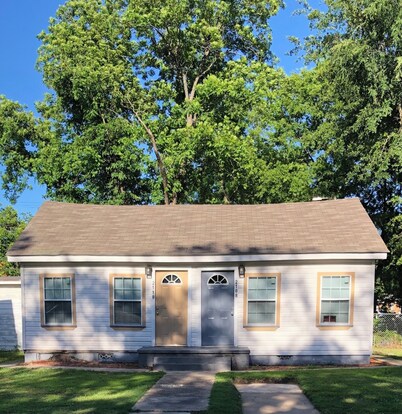 Terrific duplex house with AC in charming Texarkana