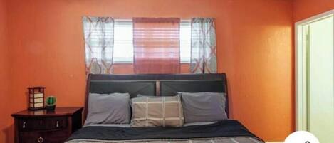 4 habitaciones, tabla de planchar con plancha, internet y ropa de cama