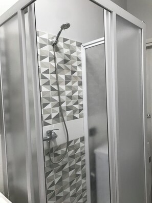 Ducha, secador de pelo, bidet, toallas