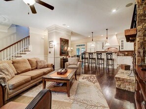 TV, books - Luxury Mountain Farmhouse walking distance to The Omni Homestead Resort (Hot Springs)