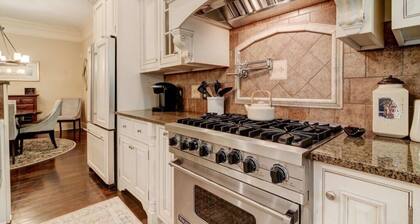 Luxury Mountain Farmhouse walking distance to The Omni Homestead Resort