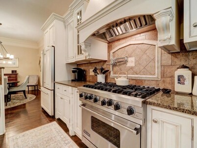 Luxury Mountain Farmhouse walking distance to The Omni Homestead Resort