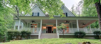 Luxury Mountain Farmhouse walking distance to The Omni Homestead Resort