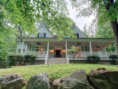 Luxury Mountain Farmhouse walking distance to The Omni Homestead Resort