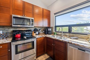 Réfrigérateur, four à micro-ondes, un four, surface de cuisson