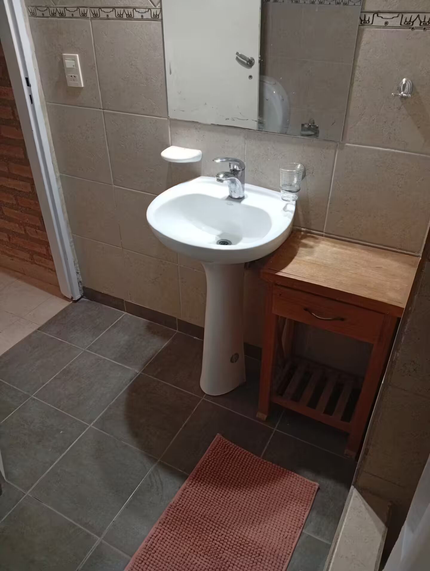 Sèche-cheveux, serviettes fournies, savon, papier toilette