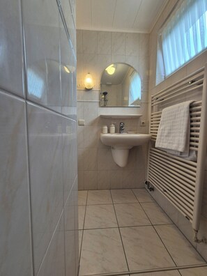 Shower, hair dryer, towels, toilet paper - Exklusives Ferienhaus am Waldrand – Veluwe entdecken und relaxen (Barneveld)
