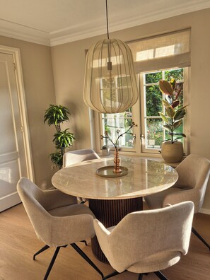 Dining - Exklusives Ferienhaus am Waldrand – Veluwe entdecken und relaxen (Barneveld)